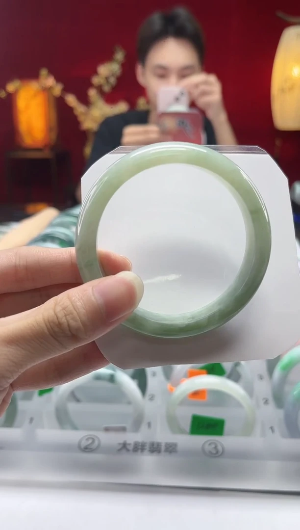 翡翠手镯未镶嵌翡翠1