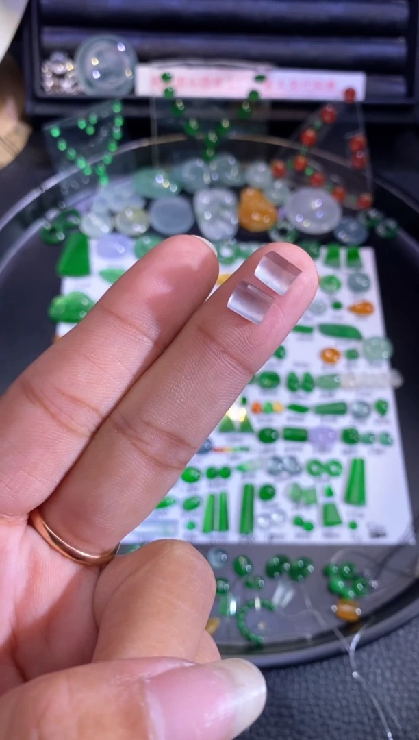 未镶嵌挂件翡翠切割