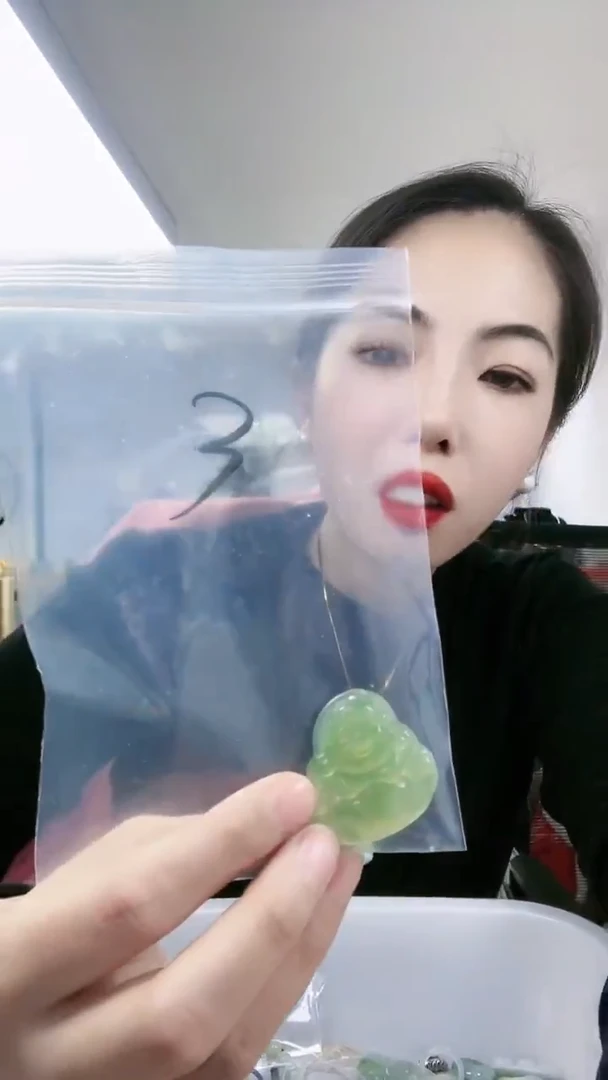 【闪购商品】蛇纹石玉颈饰未镶嵌岫玉佛公微瑕