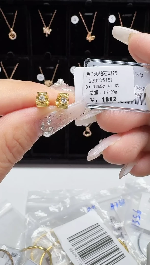 18K金镶嵌耳饰钻石耳钉