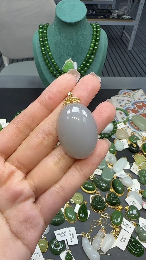 18K金镶嵌和田玉挂件1