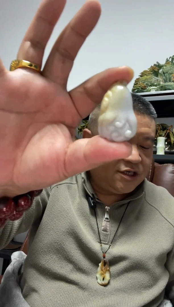 吊坠(赠链)未镶嵌翡翠黄翡佛手