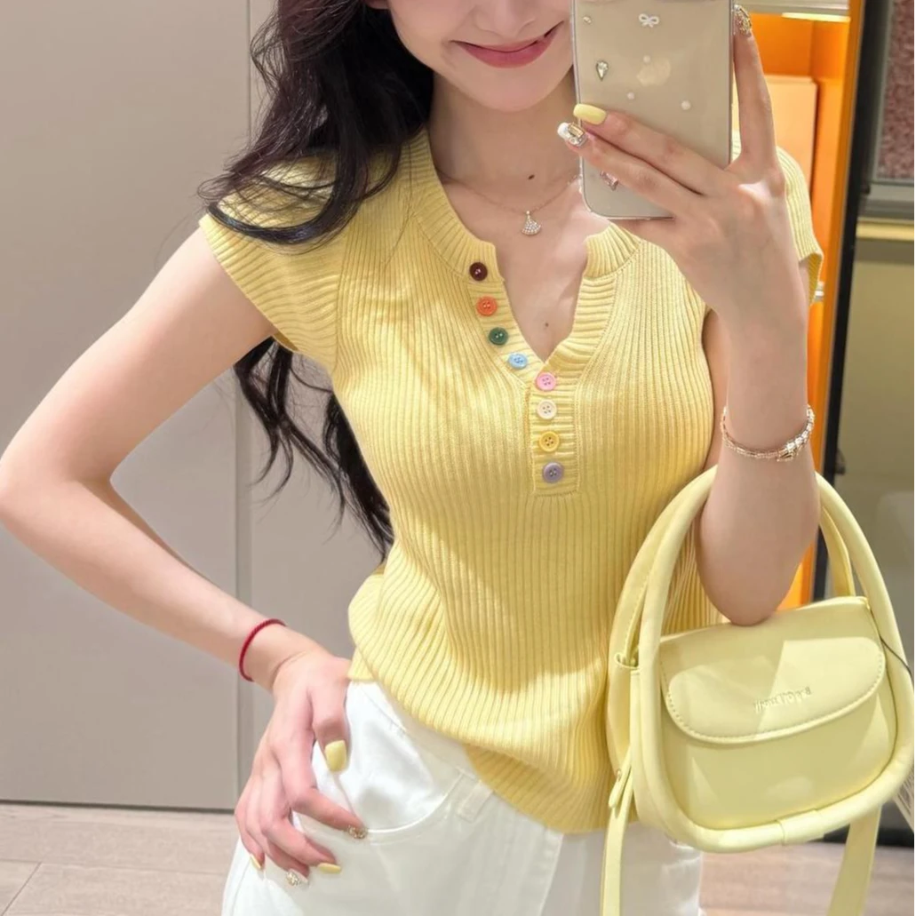 韩彩扣V领温柔小香风针织衫2025夏新款清新减龄时尚别致显瘦上衣