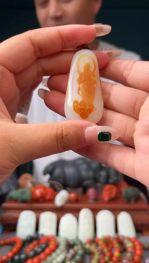 和田玉未镶嵌颈饰吊坠