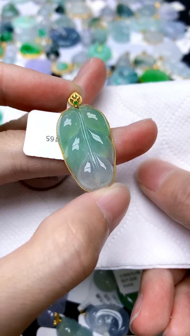 颈饰18K金镶嵌翡翠天然A货翡翠