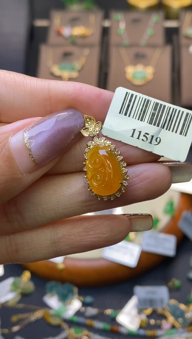 翡翠18K金镶嵌颈饰如意吊坠11519