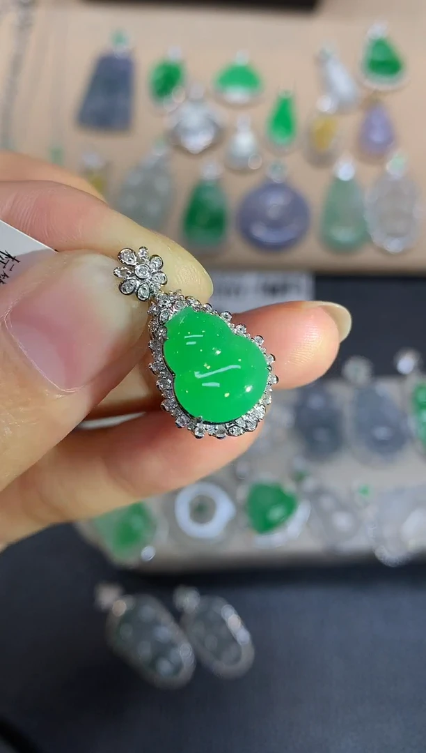 颈饰18K金镶嵌翡翠葫芦【无服务费