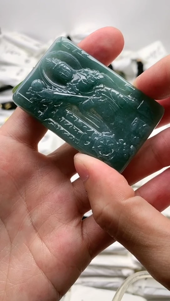 翡翠未镶嵌颈饰虚空