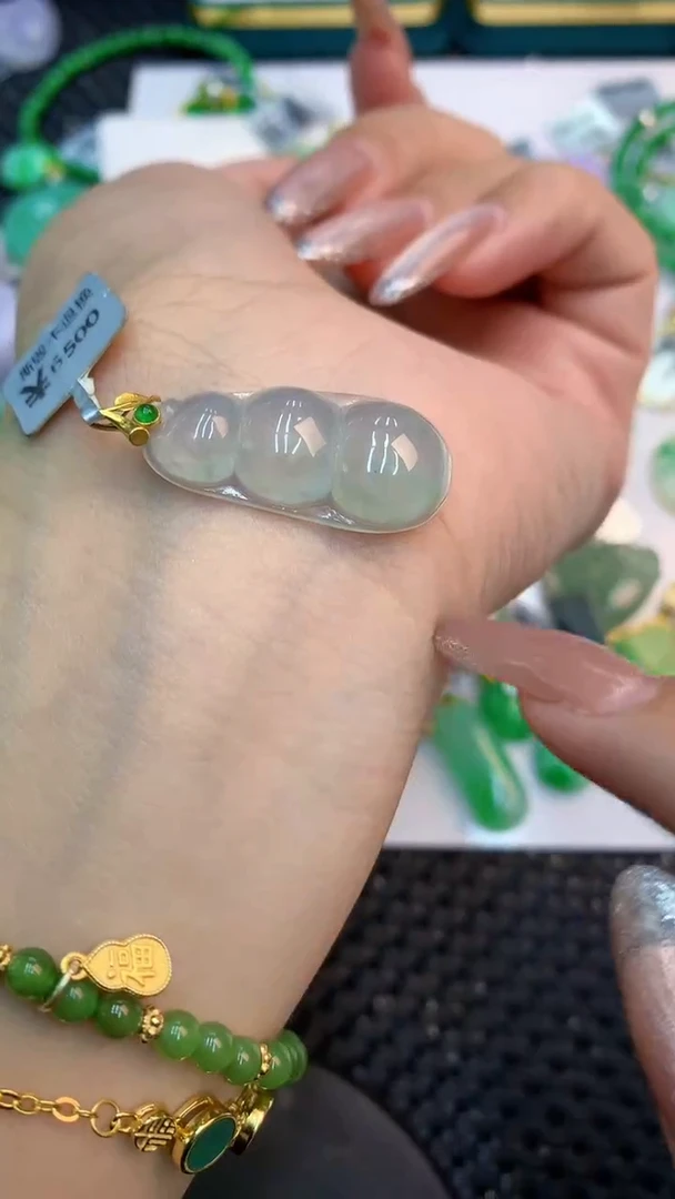 颈饰18K金镶嵌翡翠1