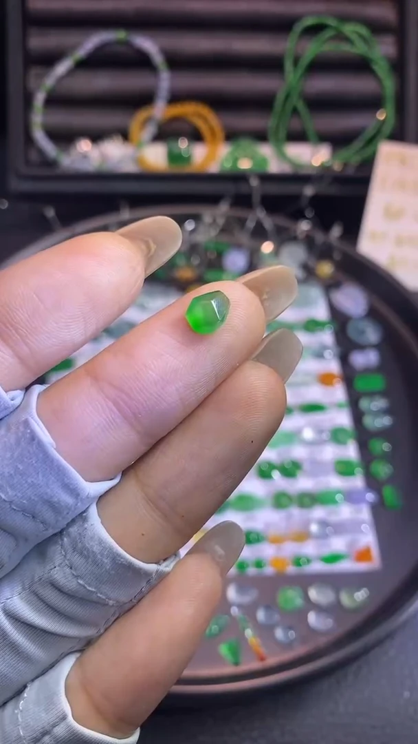 翡翠挂件未镶嵌切割