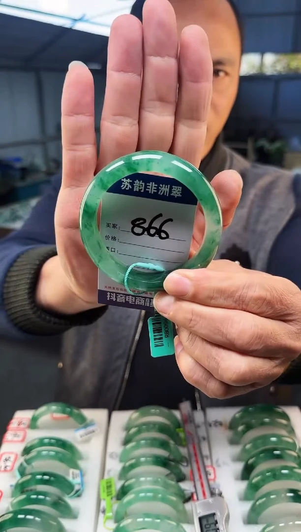 未镶嵌手镯石英质玉（非洲翠）61+