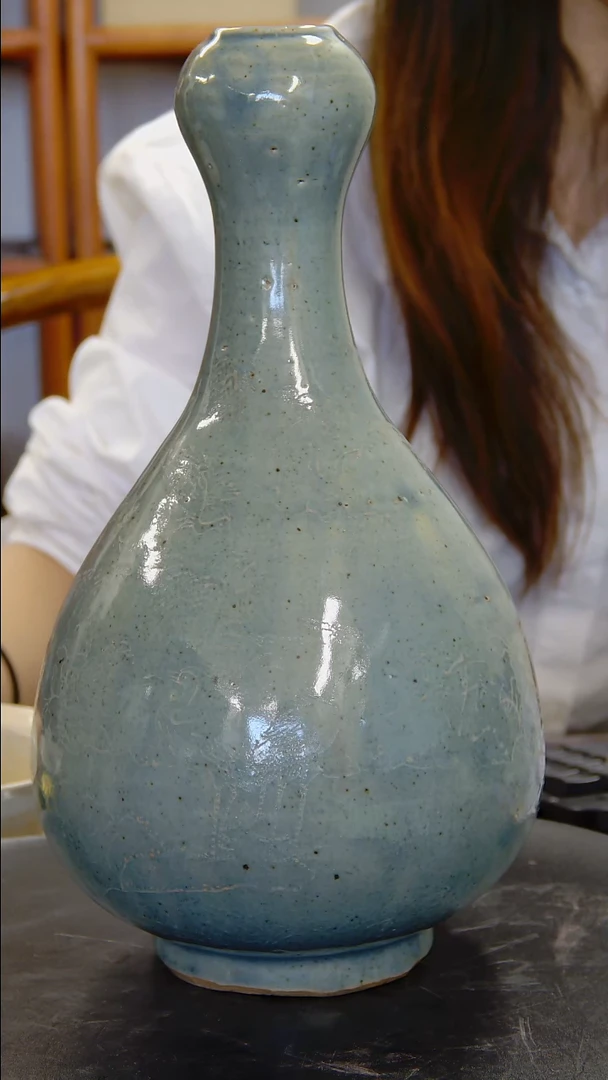 瓶刻划花卉纹单色釉蒜头瓶