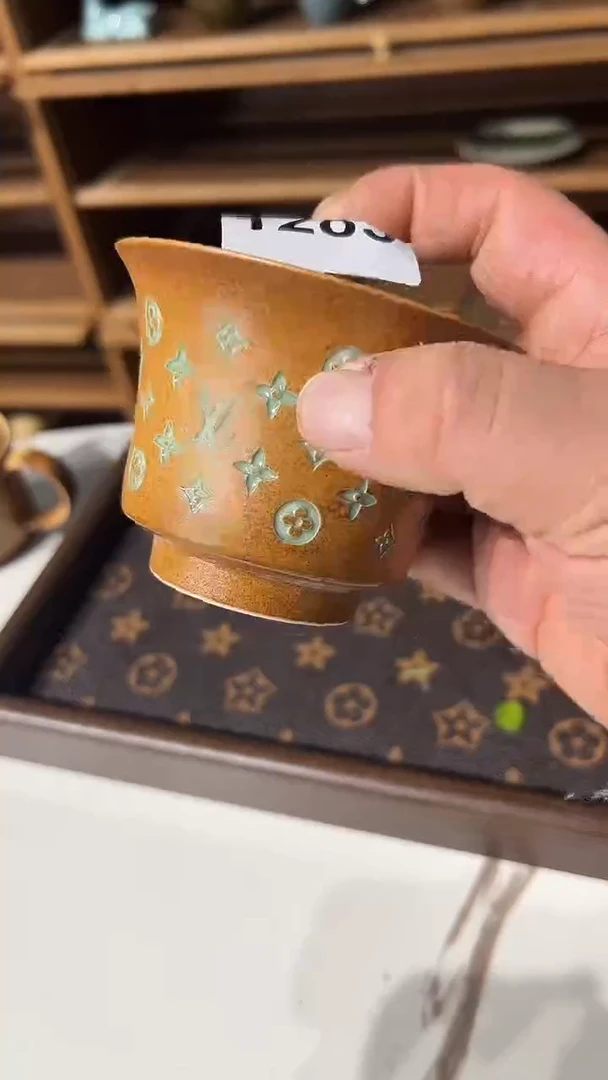 龙泉窑老花马蹄盖碗微瑕1285