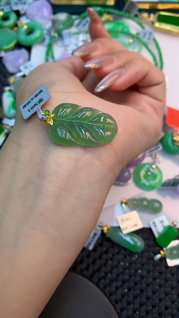 颈饰18K金镶嵌翡翠1