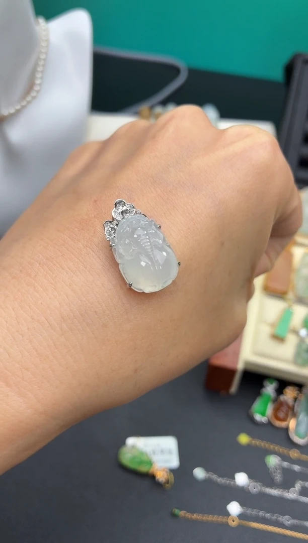 颈饰18K金镶嵌翡翠天然翡翠A货
