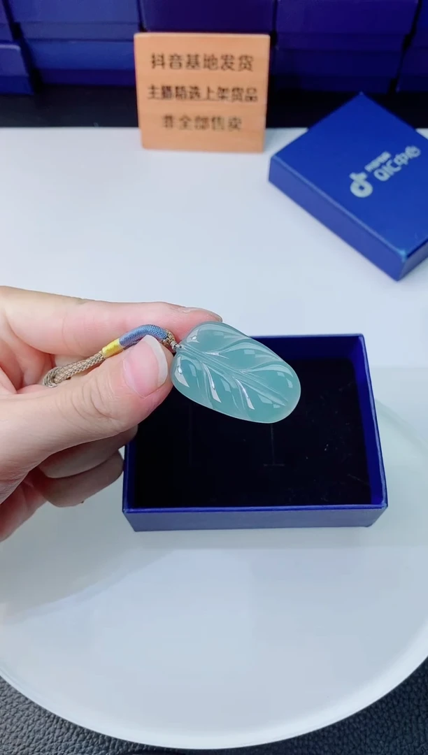 翡翠未镶嵌颈饰  `