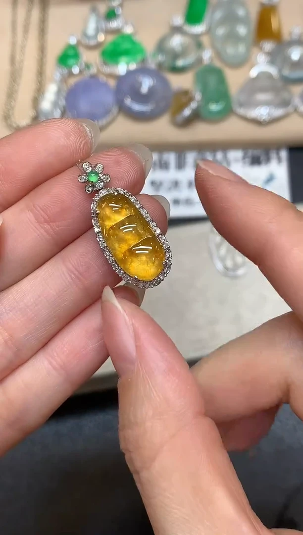 颈饰18K金镶嵌翡翠福豆【无服务费