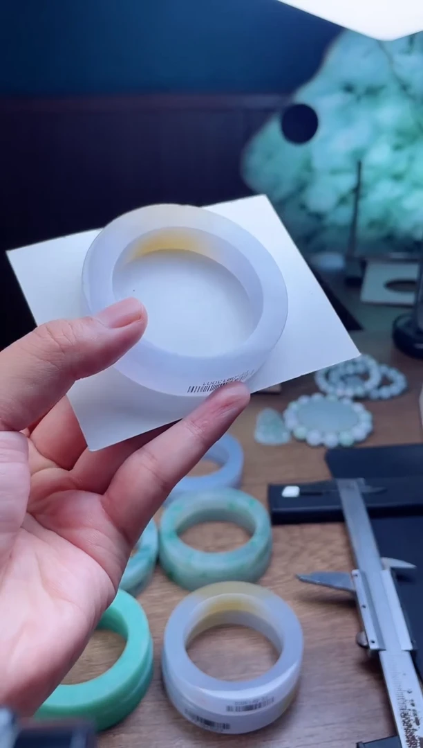 未镶嵌手镯定制翡翠燕*定制