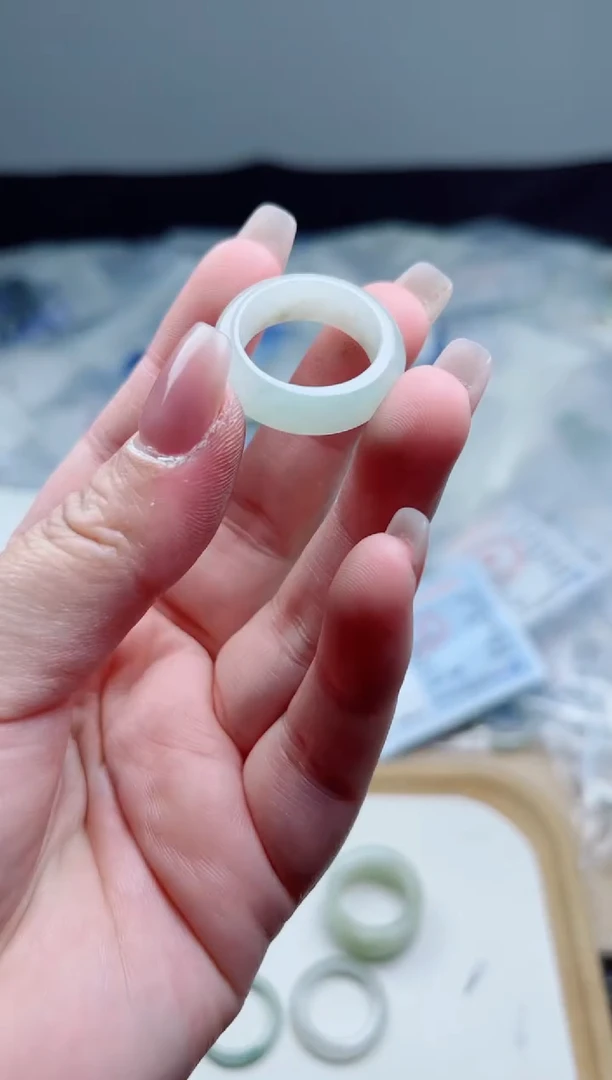 翡翠未镶嵌颈饰戒圈