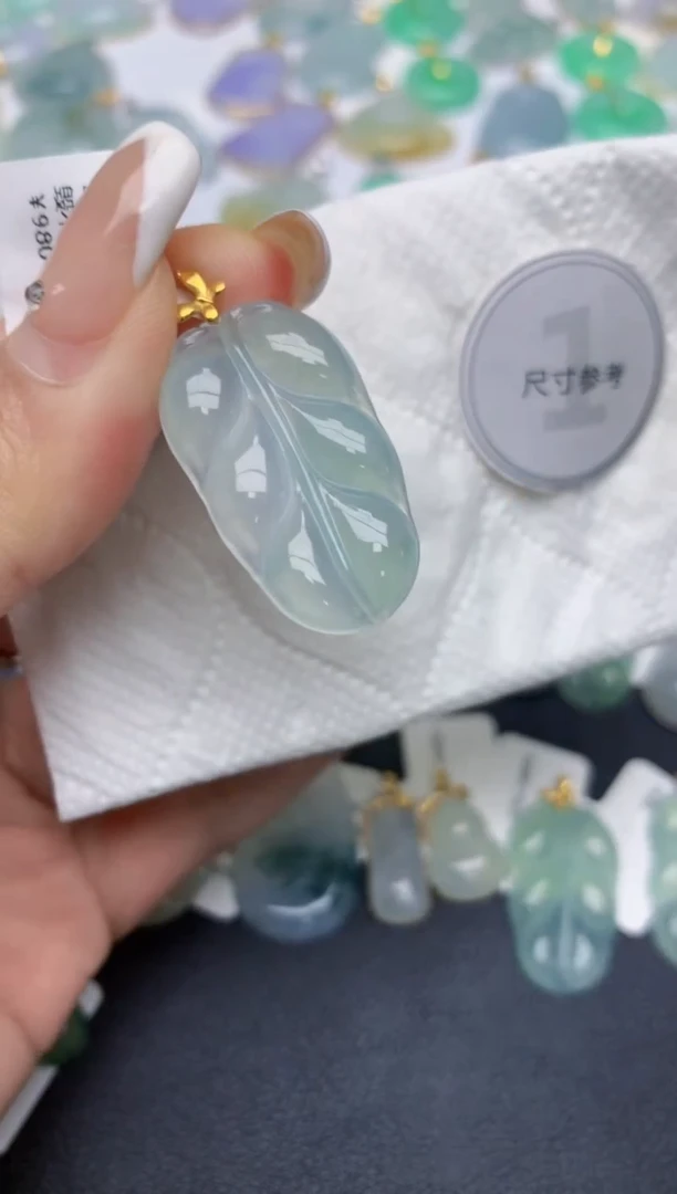 翡翠18K金镶嵌颈饰天然缅甸A货翡翠