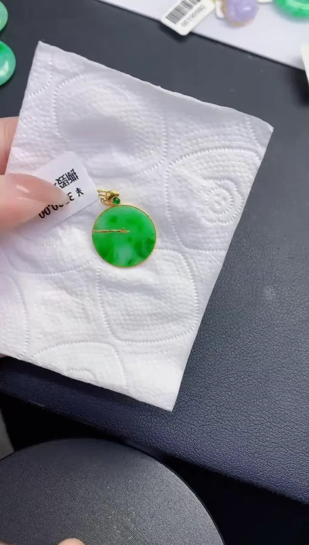 颈饰18K金镶嵌翡翠缅甸天然翡翠a货