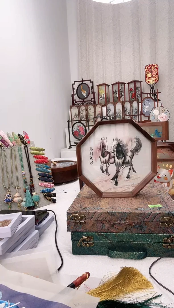 扇子苏绣作品手工摆台