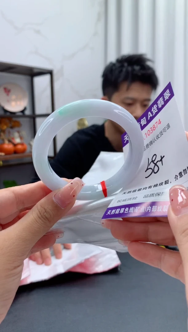 未镶嵌手镯翡翠有纹，完美者勿拍