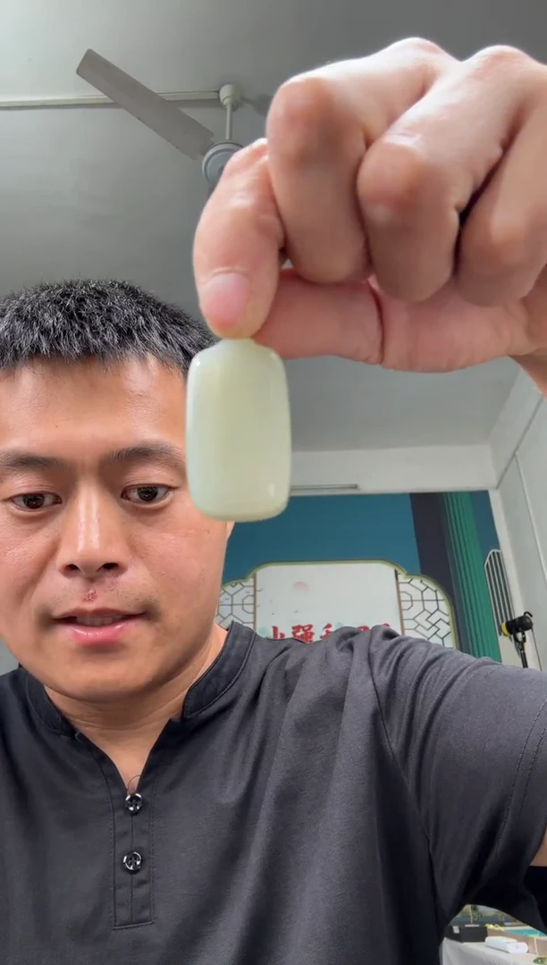 和田玉未镶嵌颈饰吊坠