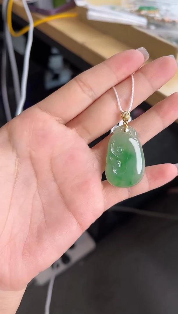 翡翠18K金镶嵌颈饰吊坠