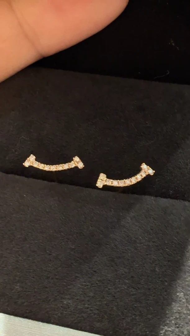 18K金镶嵌耳饰钻石微笑小耳钉（K玫）