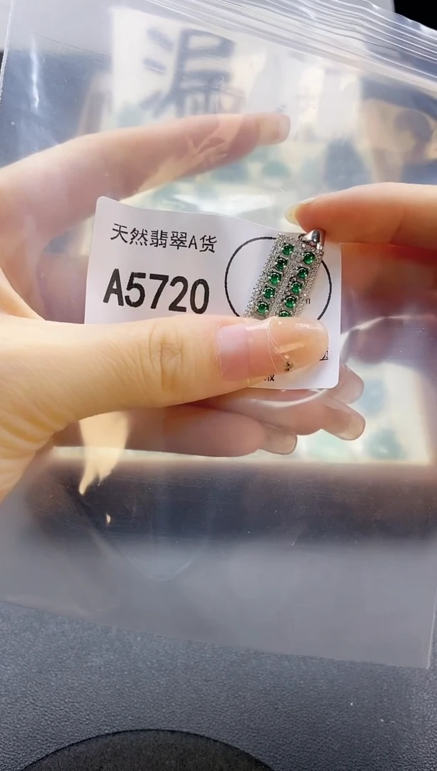 翡翠未镶嵌吊坠(赠链)天然翡翠A货