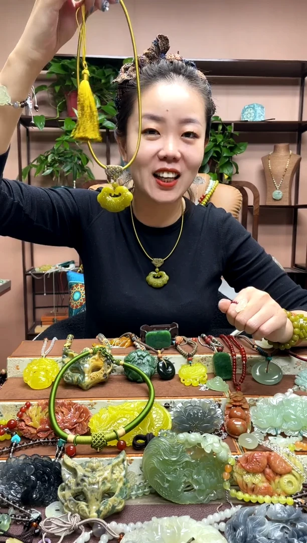 未镶嵌岫玉颈饰多样性发货发其中之一