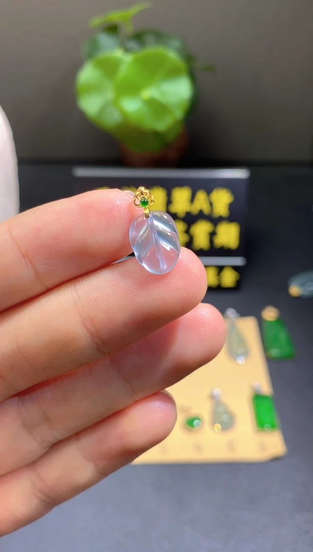 颈饰18K金镶嵌翡翠翡翠A货