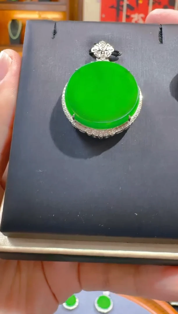 翡翠18K金镶嵌吊坠(赠链)天然a货翡翠