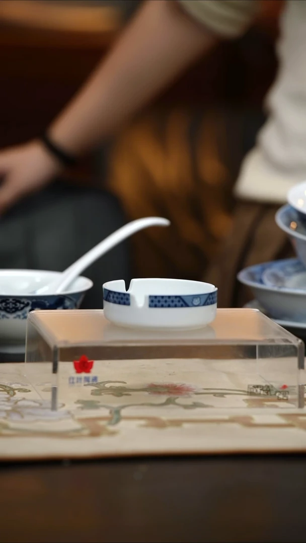 1个微瑕古典园林3英寸烟缸