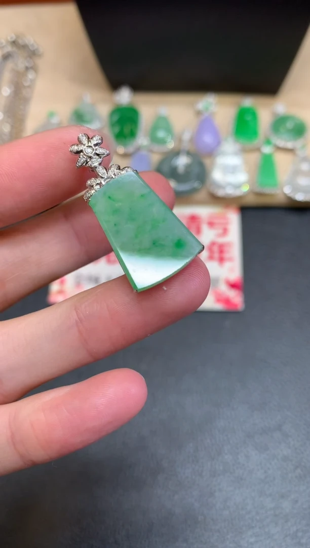 【闪购商品】翡翠颈饰18K金镶嵌无事牌【无服务费】