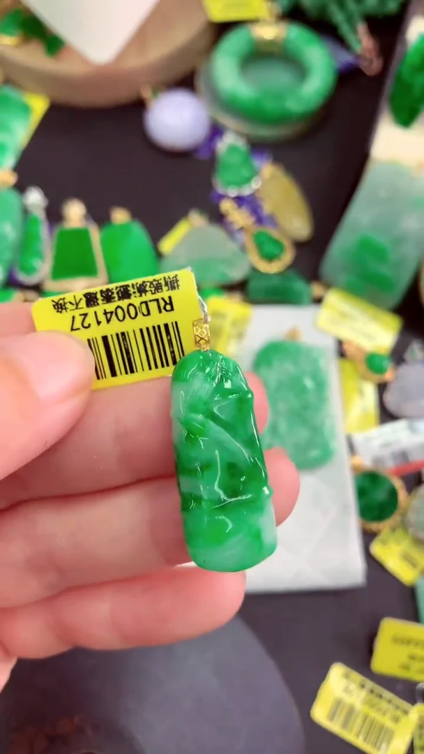 颈饰18K金镶嵌翡翠挂件