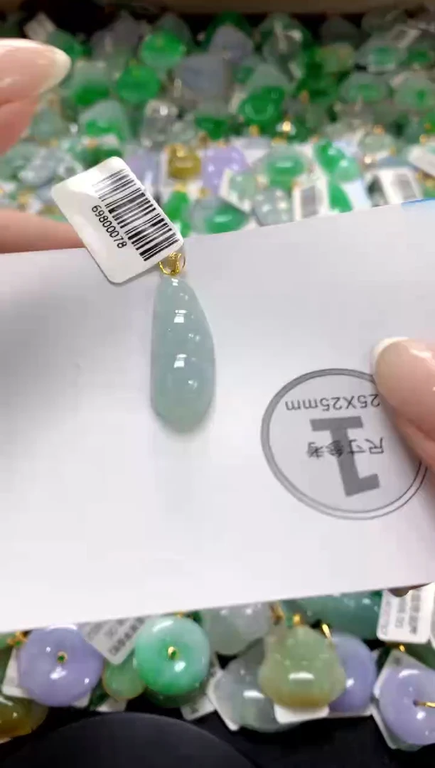 翡翠18K金镶嵌颈饰1111111111111111