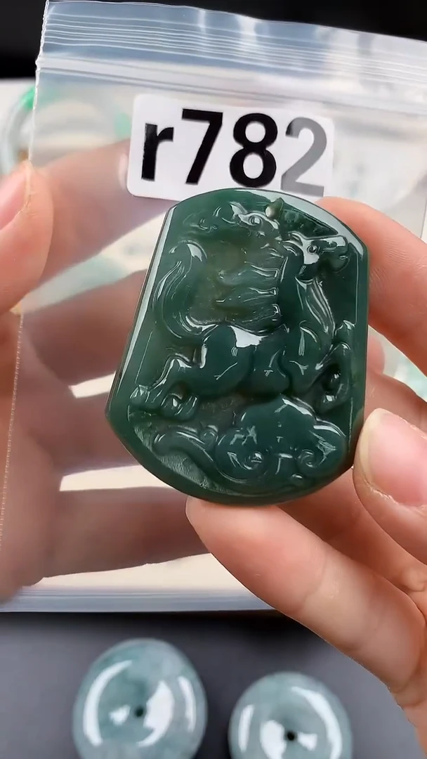 颈饰未镶嵌翡翠天然翡翠吊坠挂件