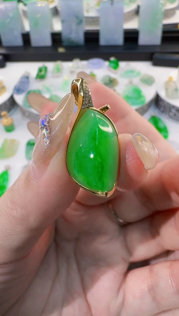 颈饰18K金镶嵌翡翠缅甸A货翡翠