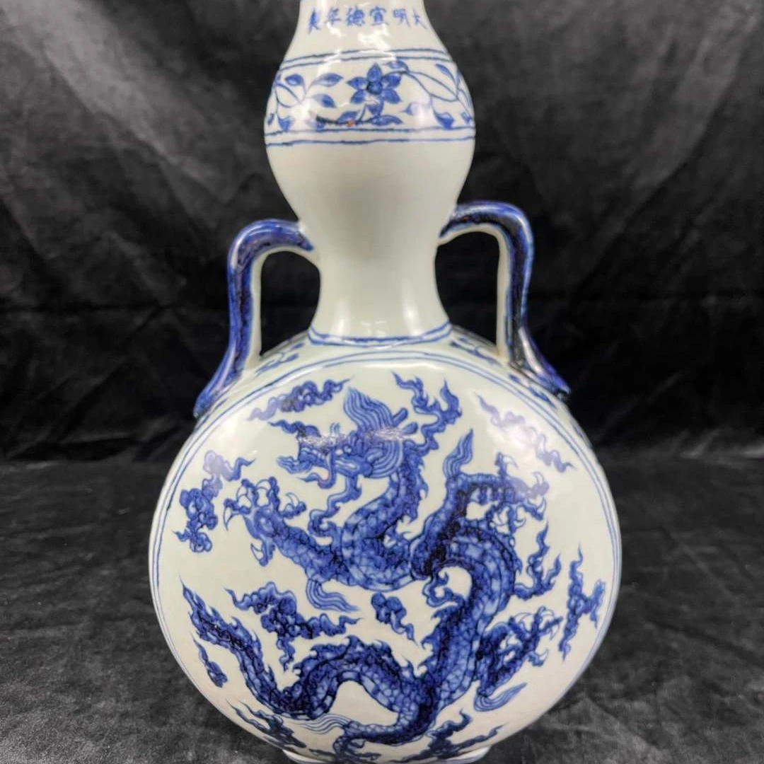 清.双龙耳粉彩青花抱月瓶