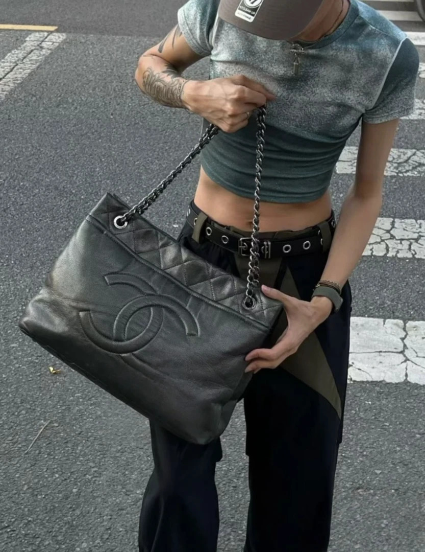95新 Chanel/香奈儿 黑银鱼子酱大双C浮雕logo托特包 底长32 13开