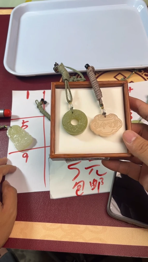 吊坠(赠链)未镶嵌石英质玉蝴**开1   7