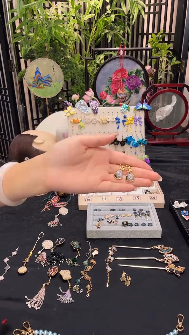 织绣红**妇非遗苏绣手工饰品