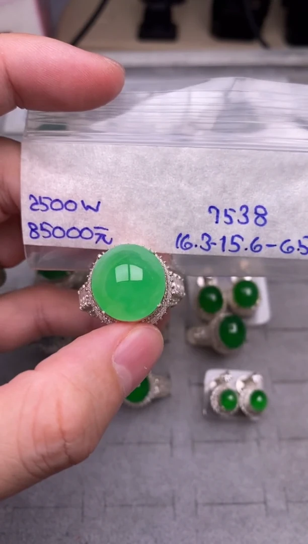 未镶嵌定制翡翠绿戒