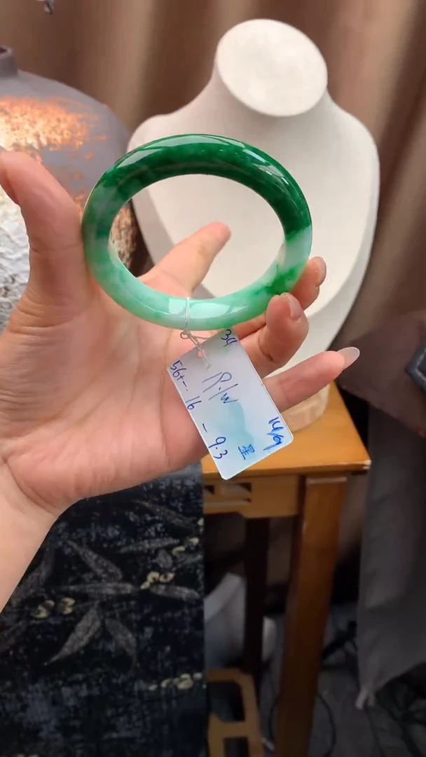 未镶嵌手镯翡翠自带#送人#，联系客服核对地址~