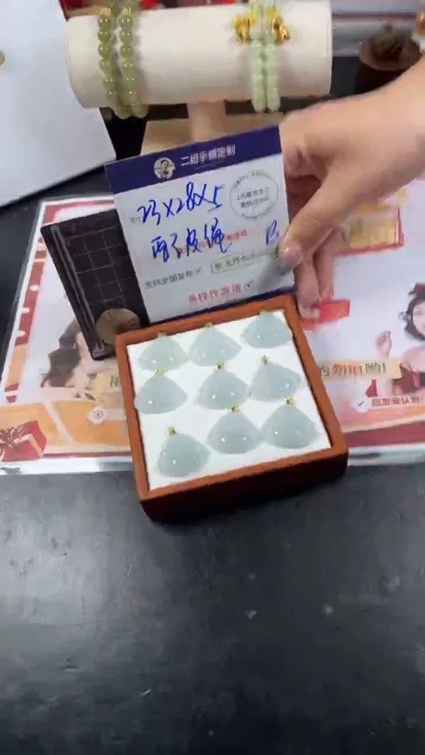 18K金镶嵌挂件翡翠荔枝冻佛公多样性发其一CP16配绳