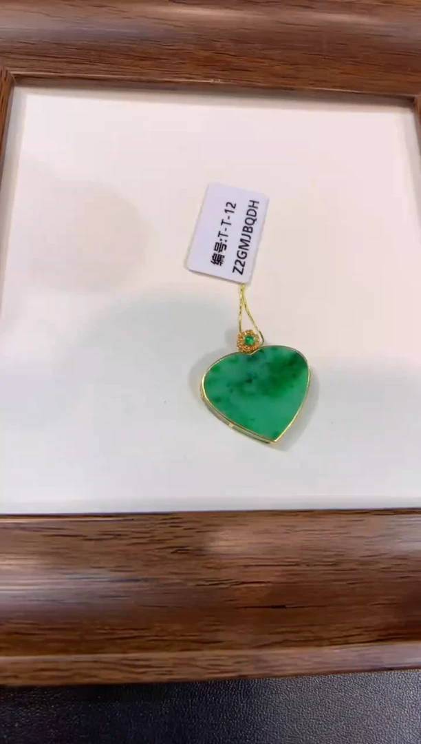 颈饰18K金镶嵌翡翠爱心