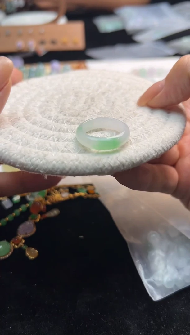 定制翡翠未镶嵌13绿花戒圈2600+260-yjf136