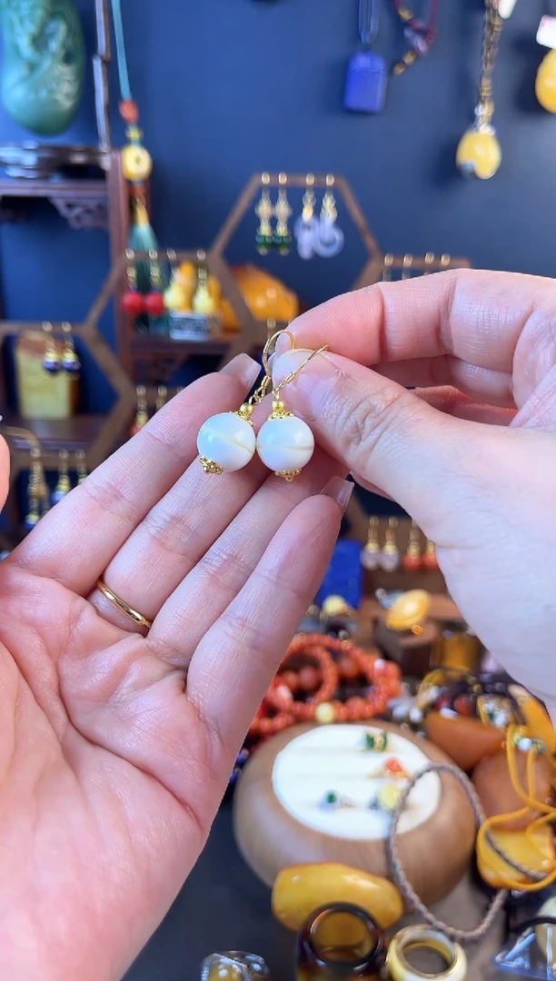 珐琅白金丝贝耳坠